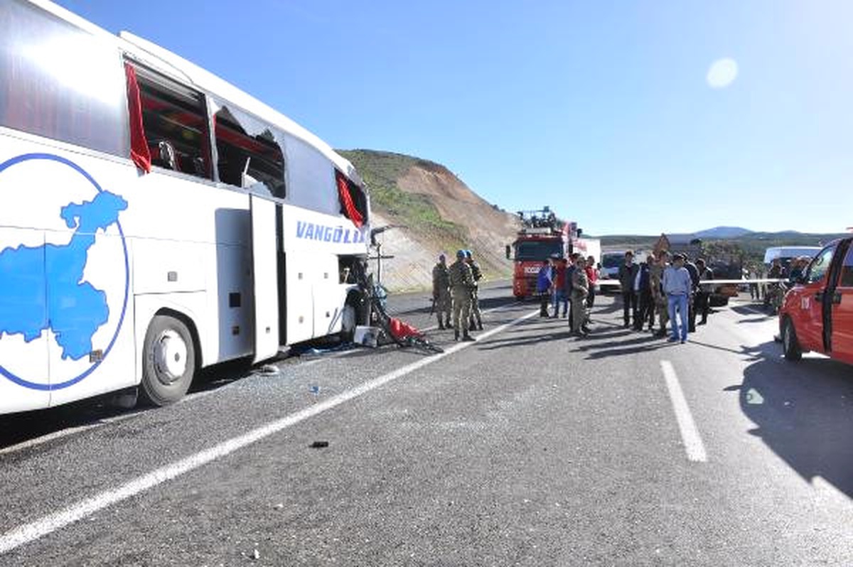 Yolcu Otobüsü Demir Yüklü Tır\'a Çarptı: 1 Ölü, 20 Yaralı (2)