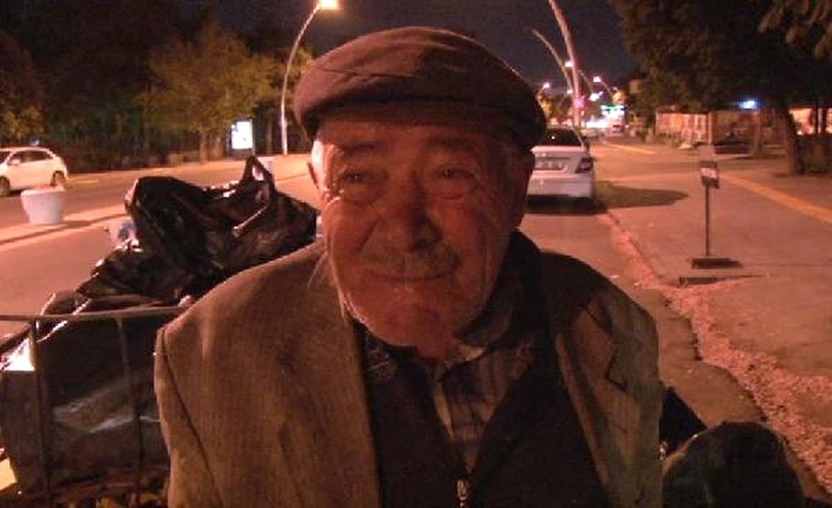 80 Yaşında Atık Kağıt Toplayarak Geçimini Sağlıyor