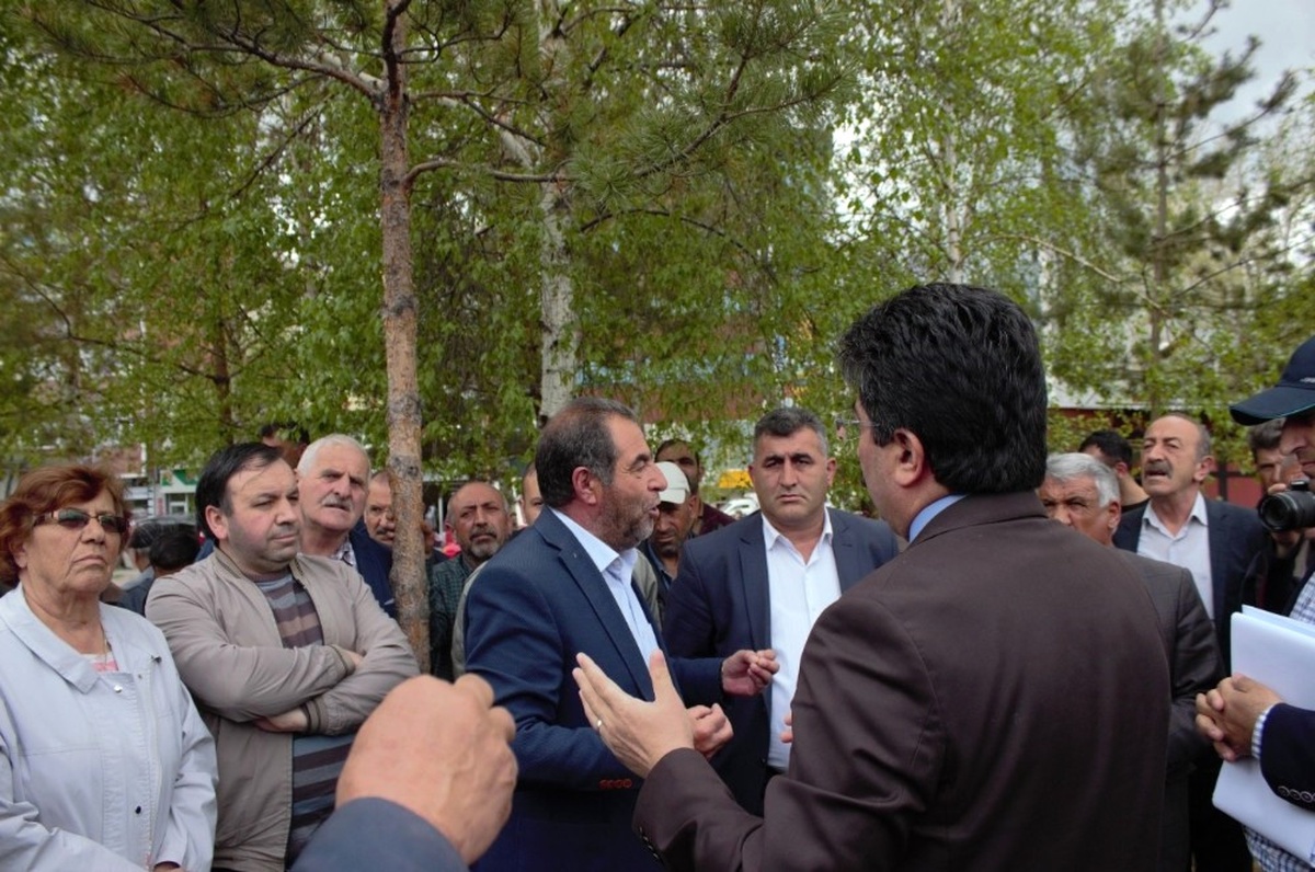 Ağaç Sökümüne Tepki Gösteren CHP\'liler Oturma Eylemi Başlattı