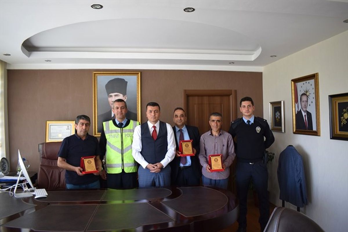 Arguvan\'da Trafik Güvenliğine Katkıda Bulunanlara Plaket