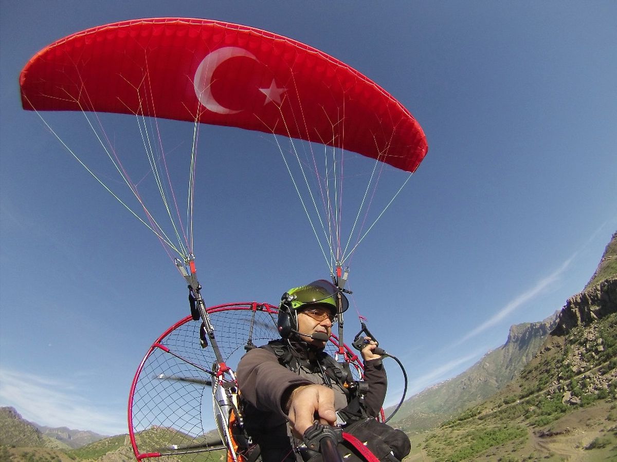 Bir Yanda Terörist Avı Bir Yanda Yamaç Paraşütü