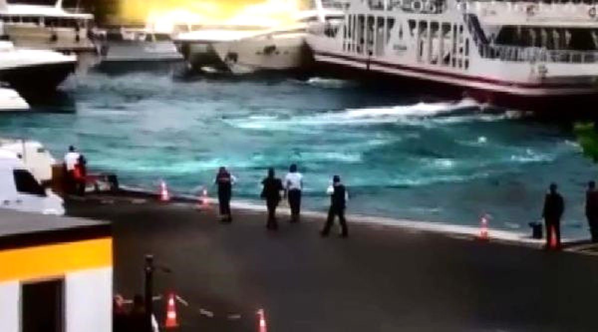 Boğaz\'da Arabalı Vapurun Lüks Tekneye Çarptığı An Kamerada