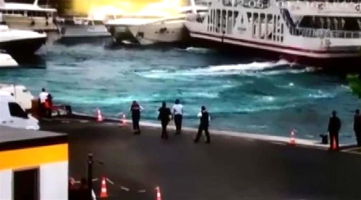 Boğaz\'da Arabalı Vapurun Lüks Tekneye Çarptığı An Kamerada