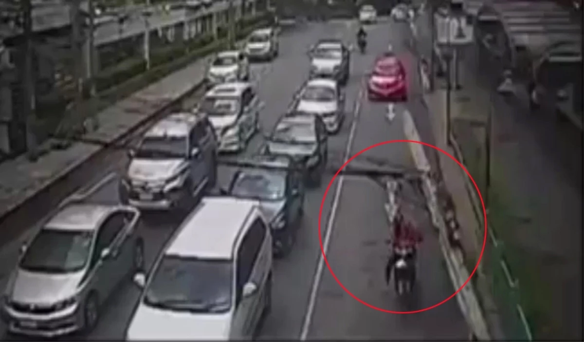 Tayland\'da Korkunç Kaza: Elektrik Direği Motosikletlinin Üstüne Düştü