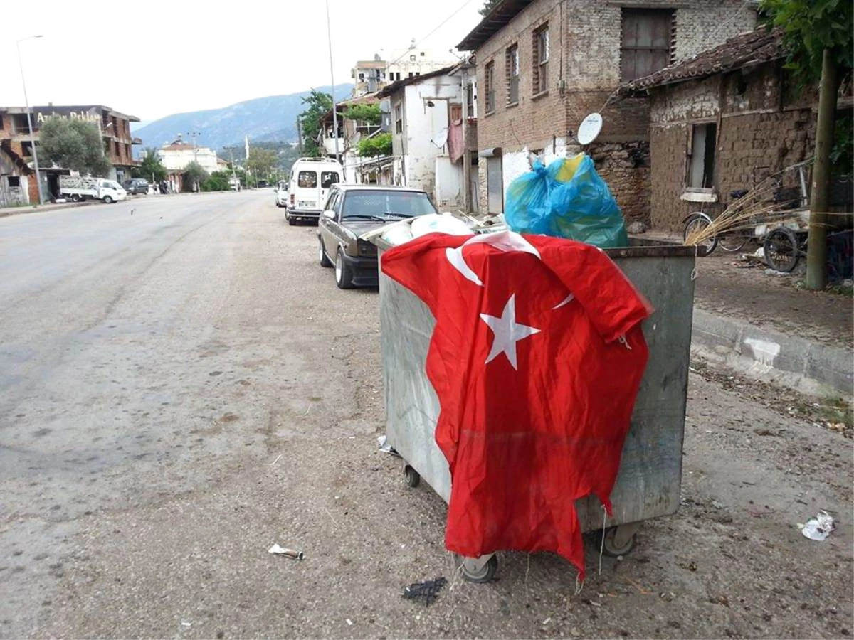 Çöpte Türk Bayrağı Bulundu