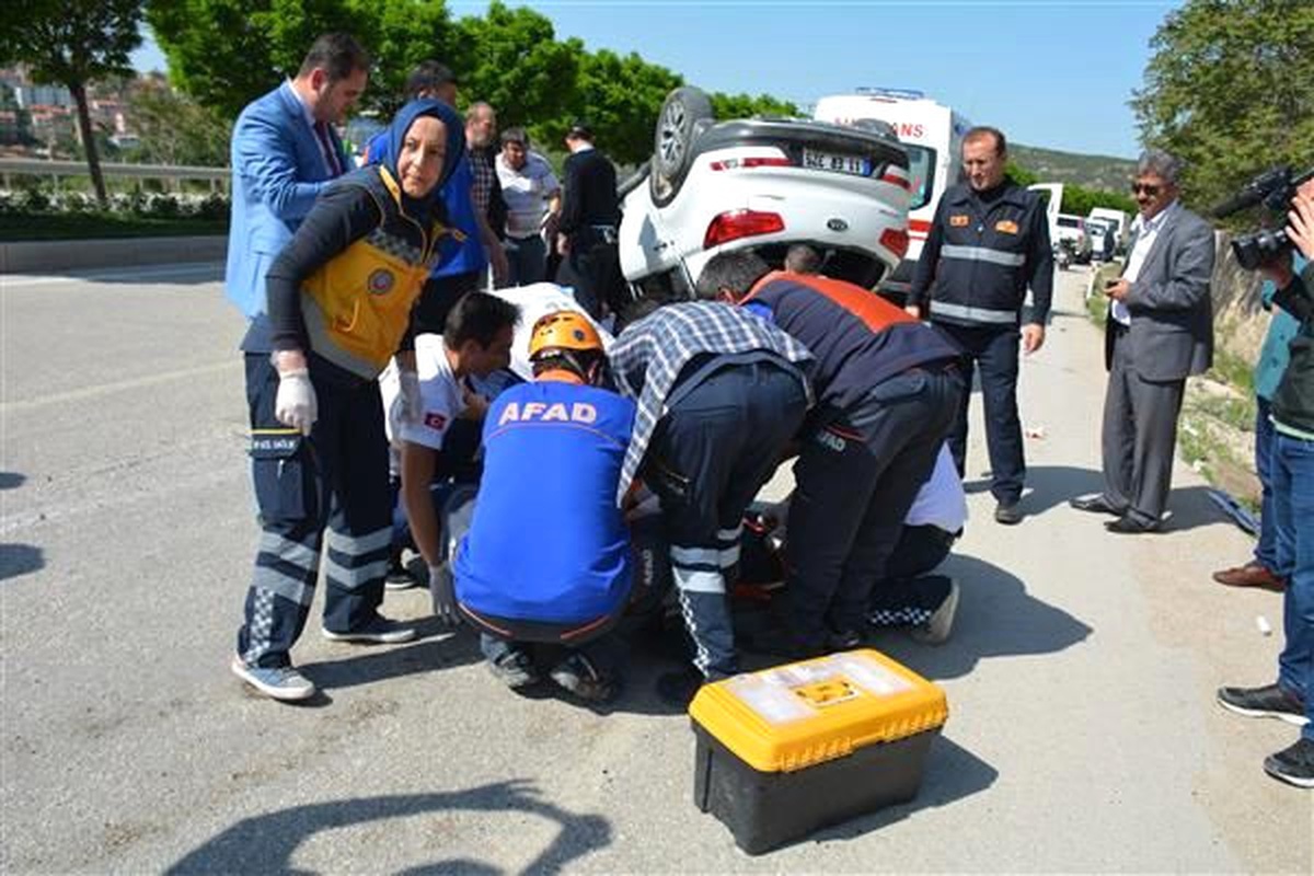 Damacana Yüklü Tır Üst Geçidin Ayağına Çarptı