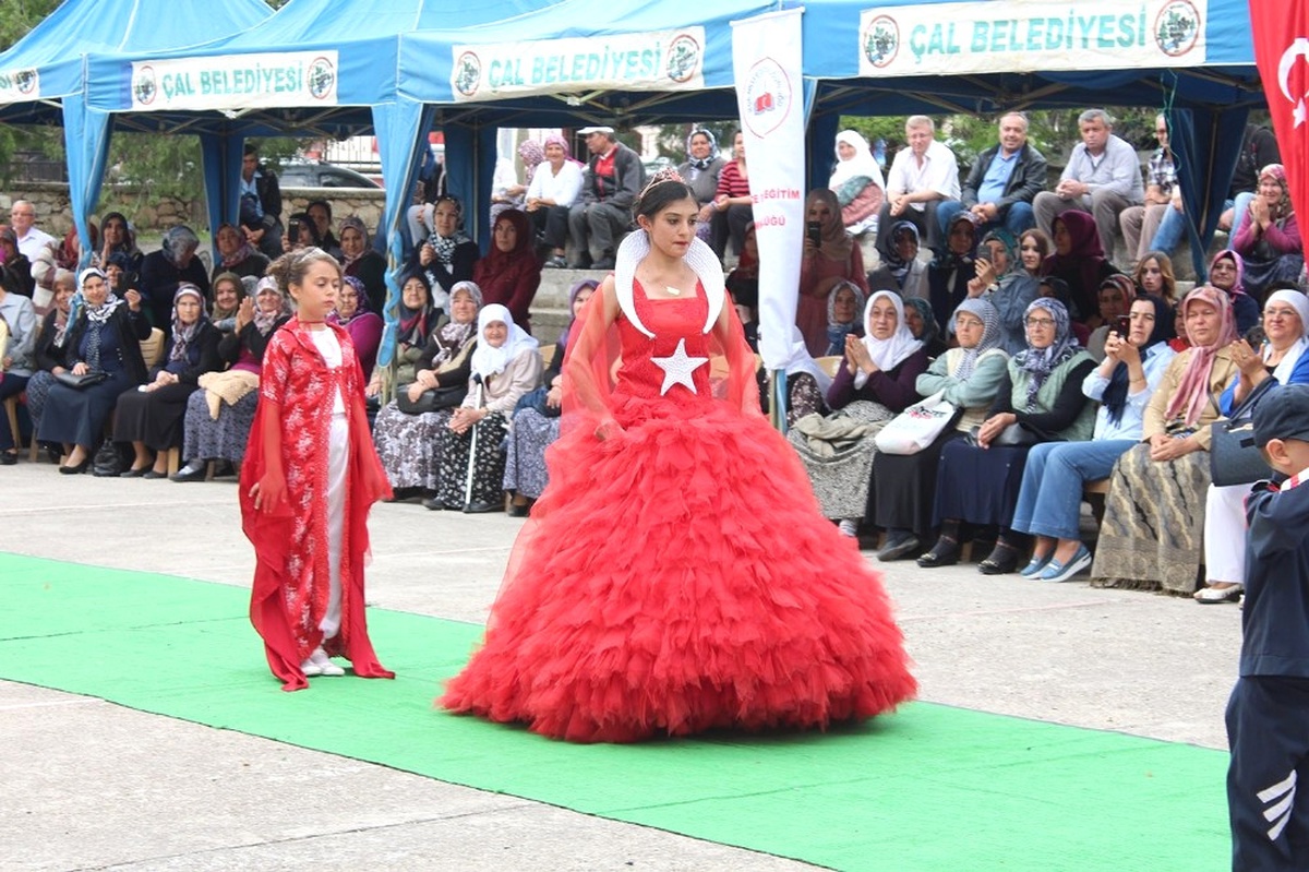 Denizli\'de Ki Sergide, Al Bayraklı Gelinlik Büyük Beğeni Topladı