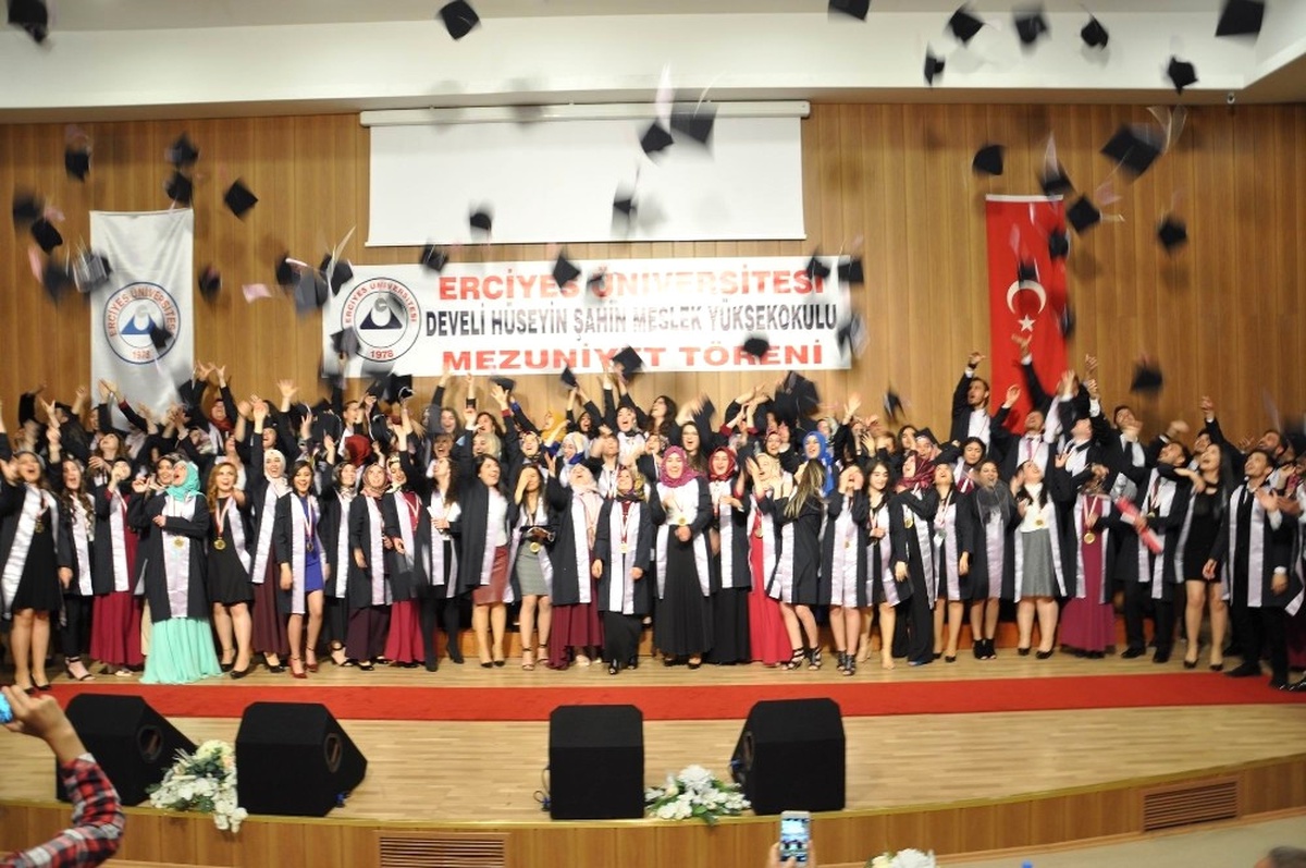 Develi Hüseyin Şahin Meslek Yüksekokulu 10\'uncu Dönem Mezunlarını Verdi