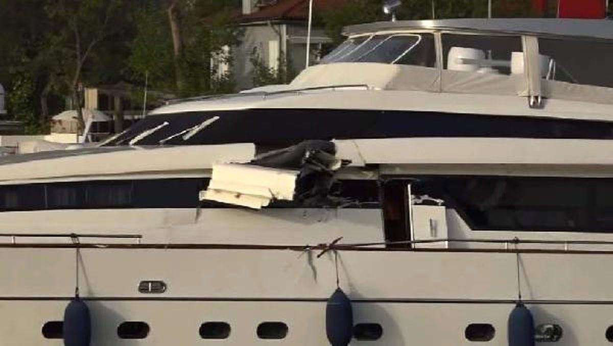 Dha İstanbul - Boğaz\'da Arabalı Vapurun Lüks Tekneye Çarptığı An Kamerada