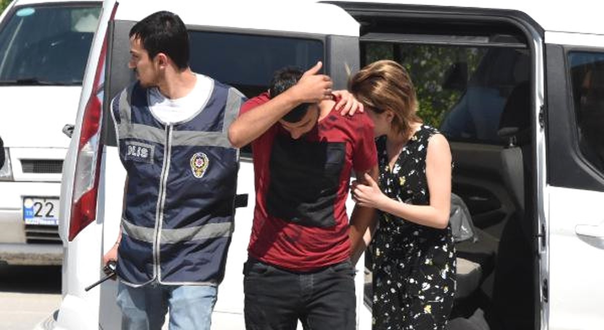 Dolandırıcı Kadın Altınları Sutyenine Saklamış