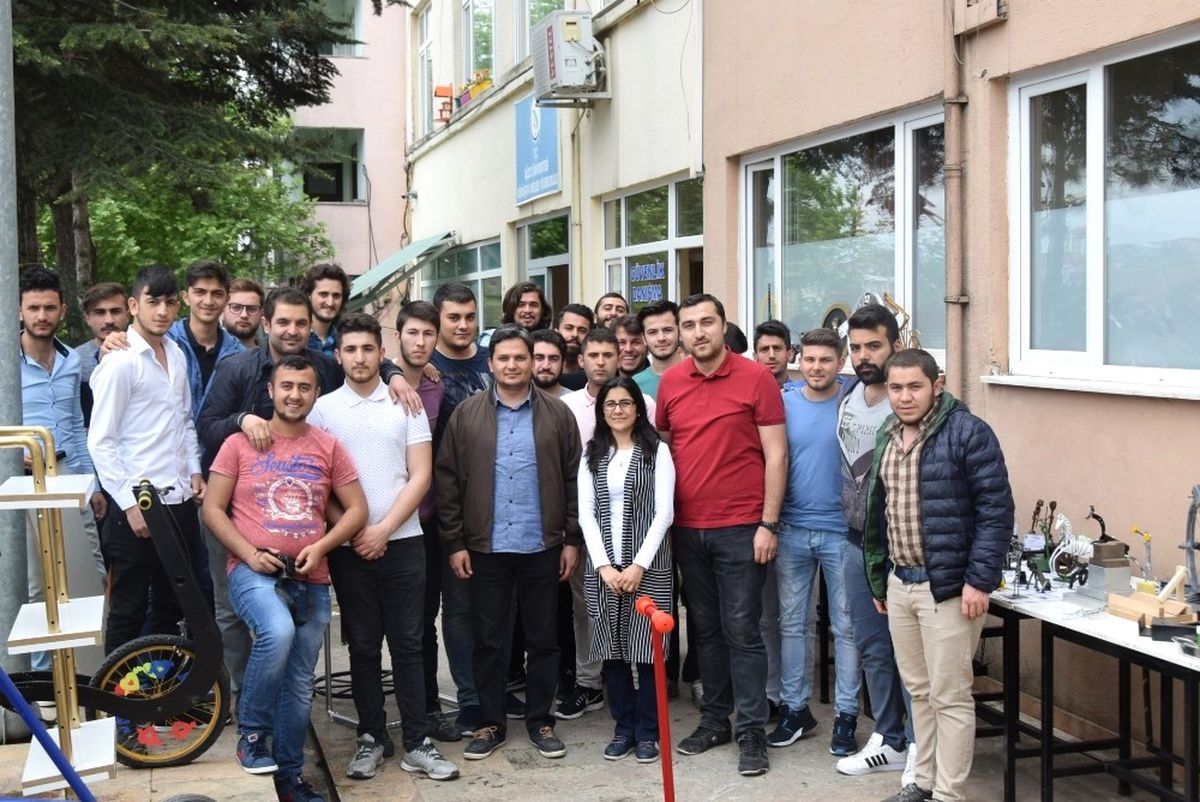 Düzce Üniversitesinde Makine ve Metal Teknolojileri Yılsonu Sergisi