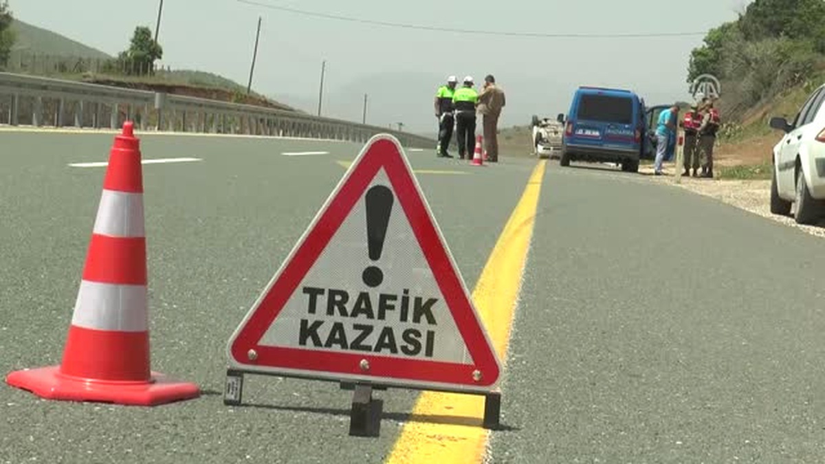 Elazığ\'da Ambulans ile Otomobil Çarpıştı: 2 Yaralı