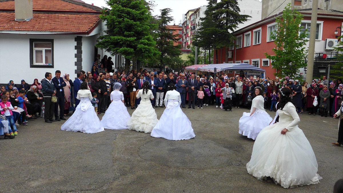 Engelli Kızlar Sergi Açılışında Gelinlik Giydi