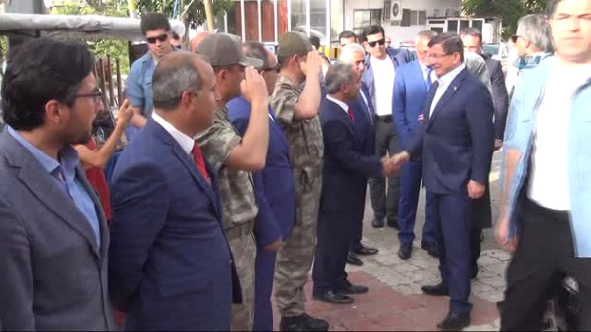 Eski Başbakan Ahmet Davutoğlu Hasankeyf\'i Gezdi