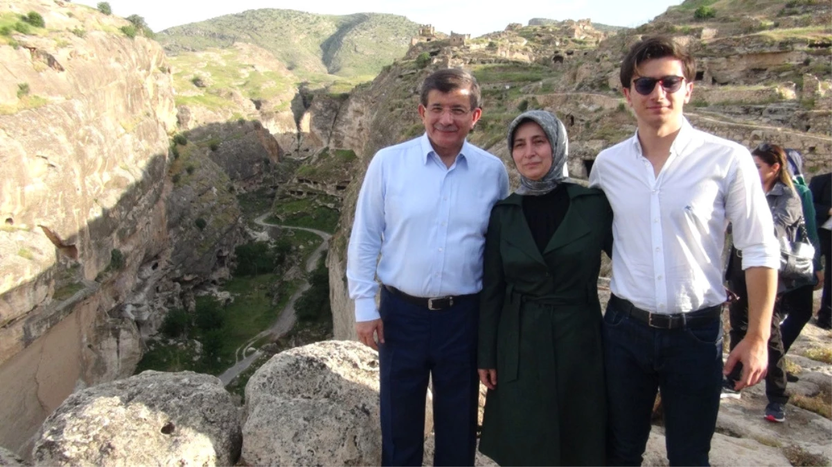 Eski Başbakan Davutoğlu Hasankeyf\'i Gezdi