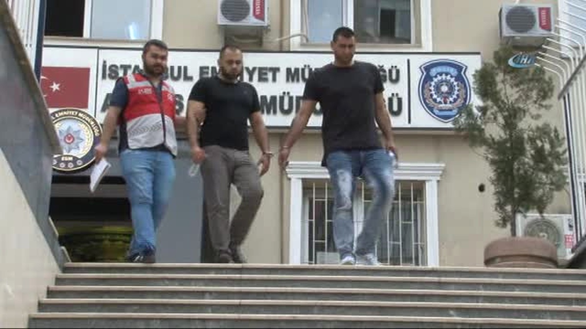 Fenerbahçeli Futbolcu Van Der Wiel\'i 4.5 Milyon Lira Dolandırıldıkları Öne Sürülen Menajerler Ümit...