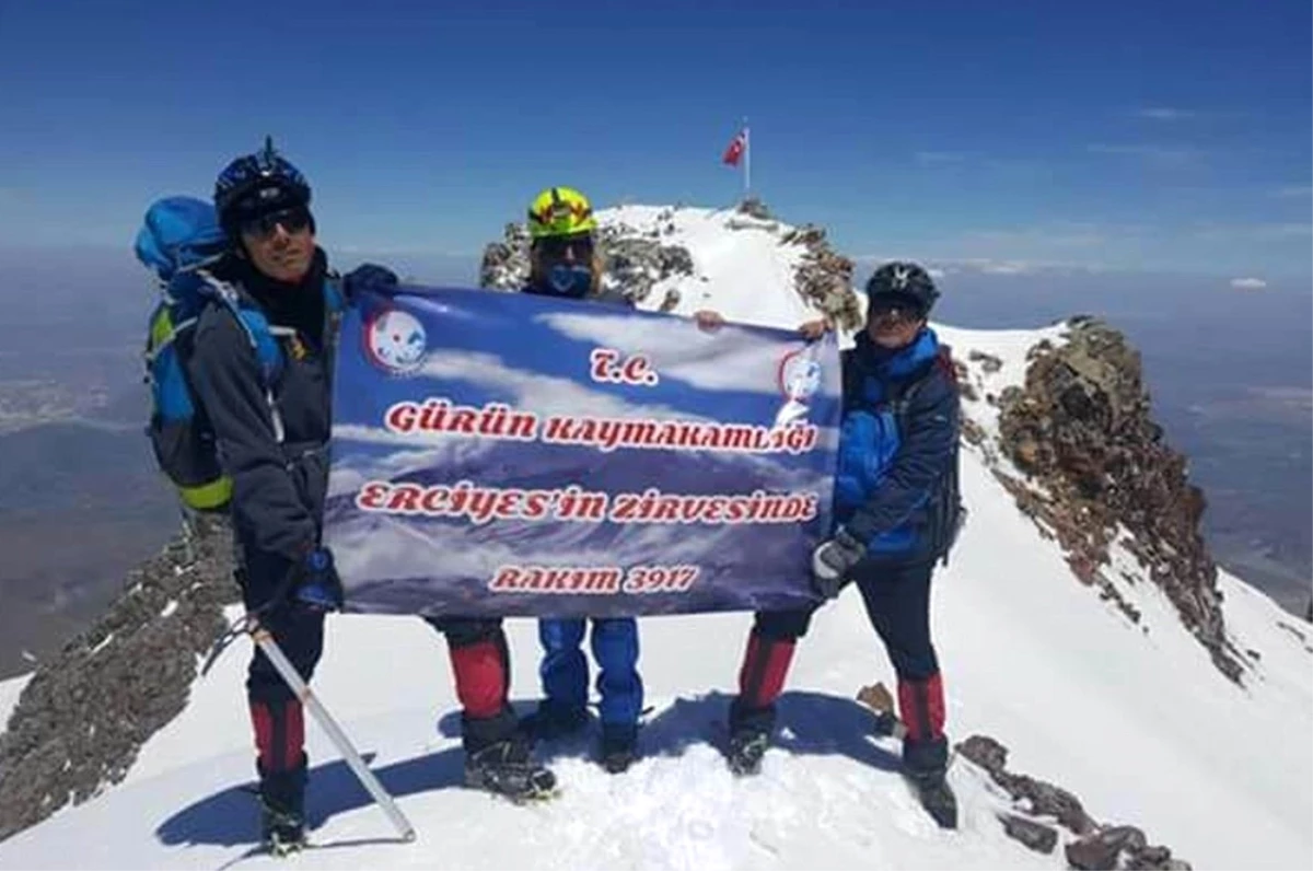 Gürünlü Dağcılar Erciyes Dağı\'na Tırmandı