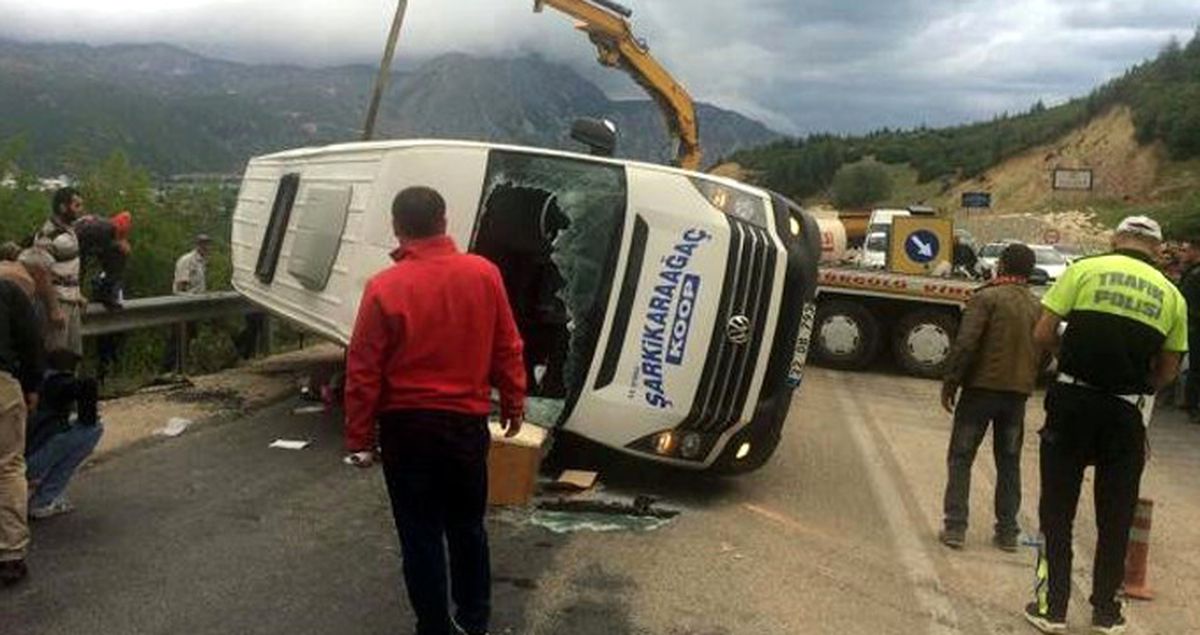 Isparta\'da Hafriyat Kamyon ile Minibüs Çarpıştı: 1 Ölü, 22 Yaralı