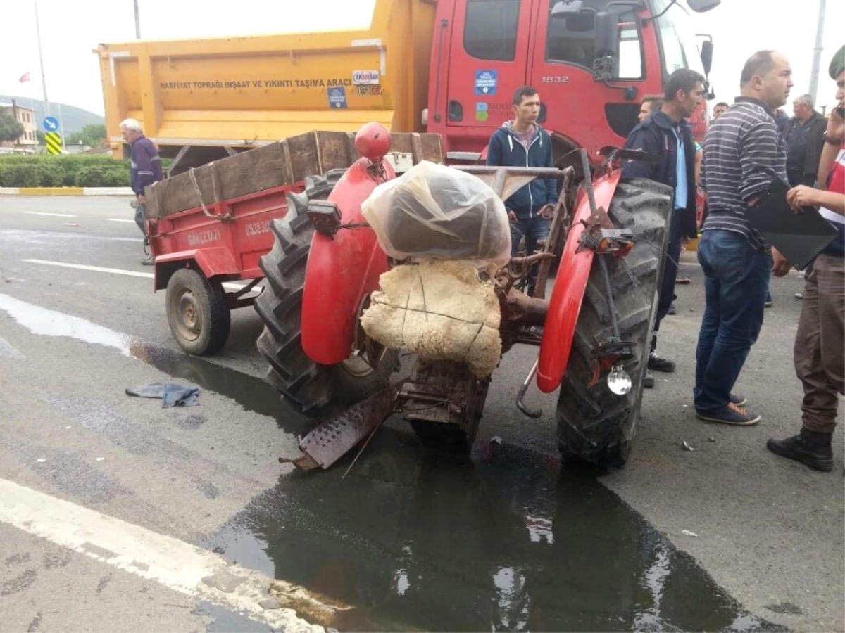 Kamyonla Çarpışan Traktör İkiyi Bölündü