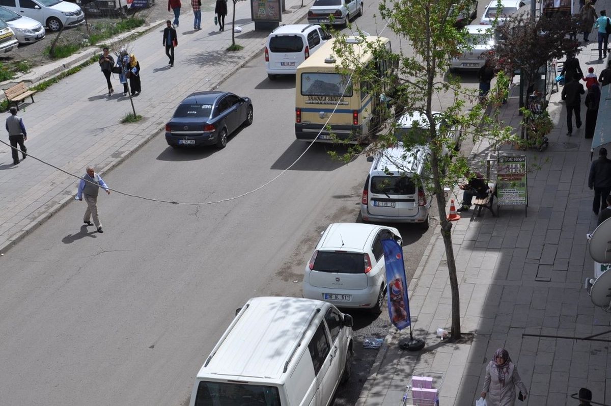 Kars\'ta Gelişi Güzel Park Edilen Araçlar Sorun Olmaya Devam Ediyor