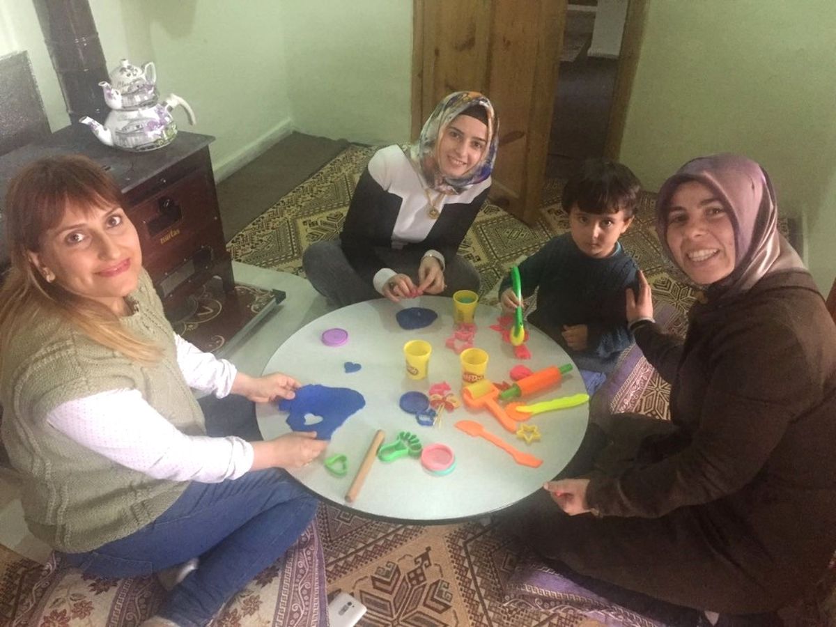 Kemah\'ta "Okulum Uzakta Öğretmenim Yanımda" Projesi Hayata Geçti