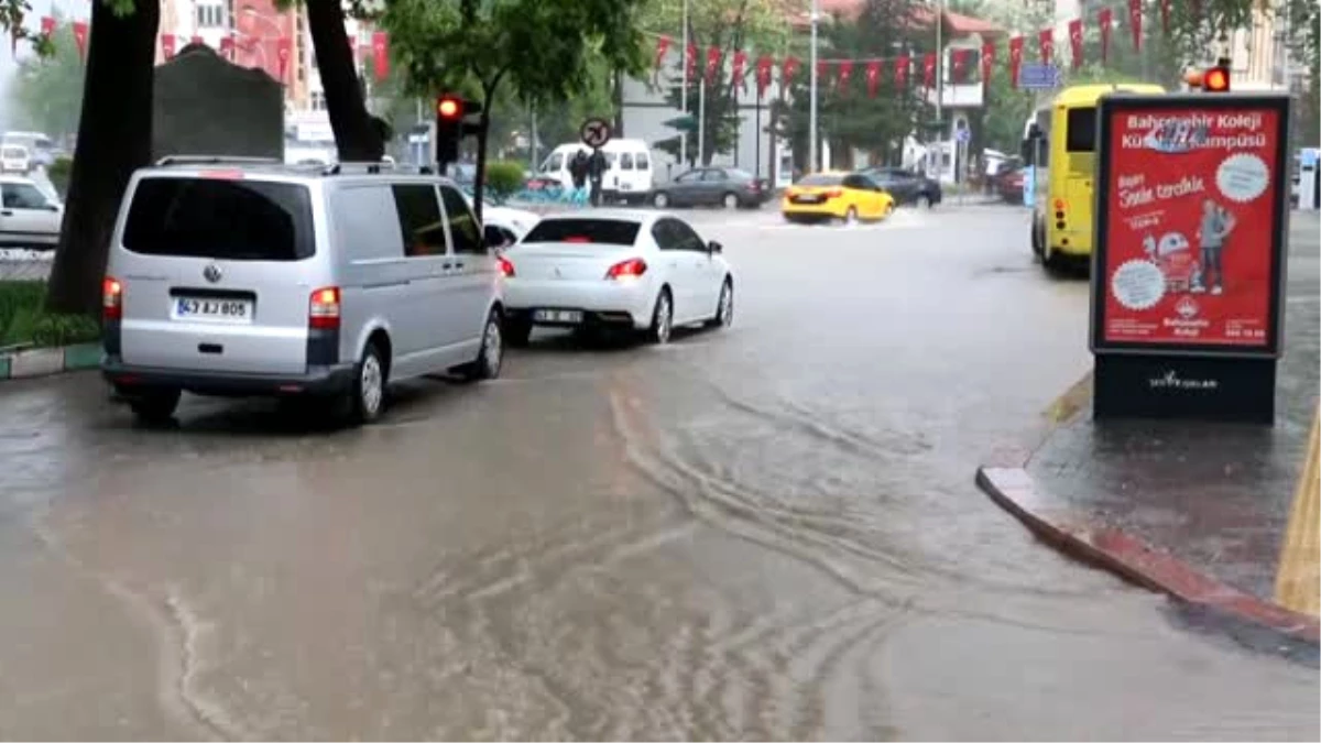Kütahya\'da Şiddetli Yağış Sokakları Göle Çevirdi