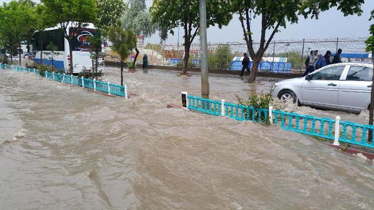 Kütahya\'da Yağmur Cadde ve Sokakları Göle Döndürdü