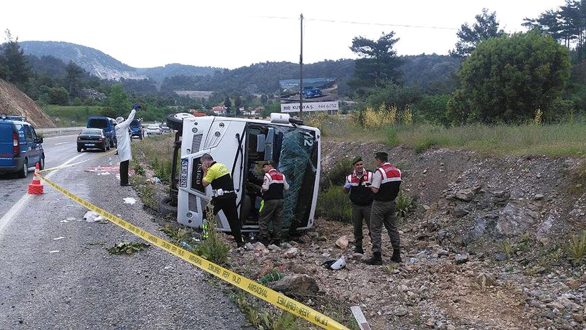 Muğla\'da Tur Midibüsü Devrildi