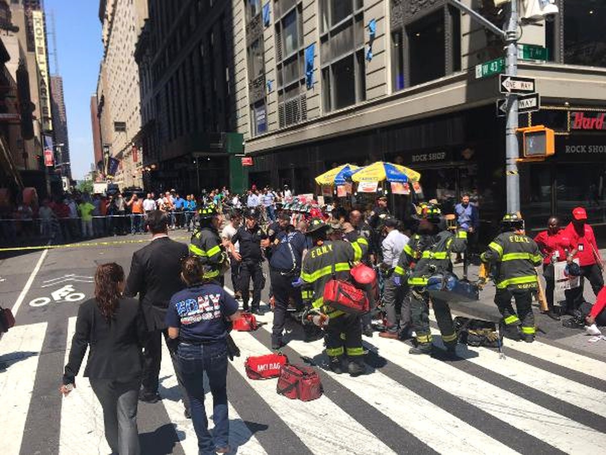 New York\'ta Kaldırıma Çıkan Aracın Yayalara Çarpması