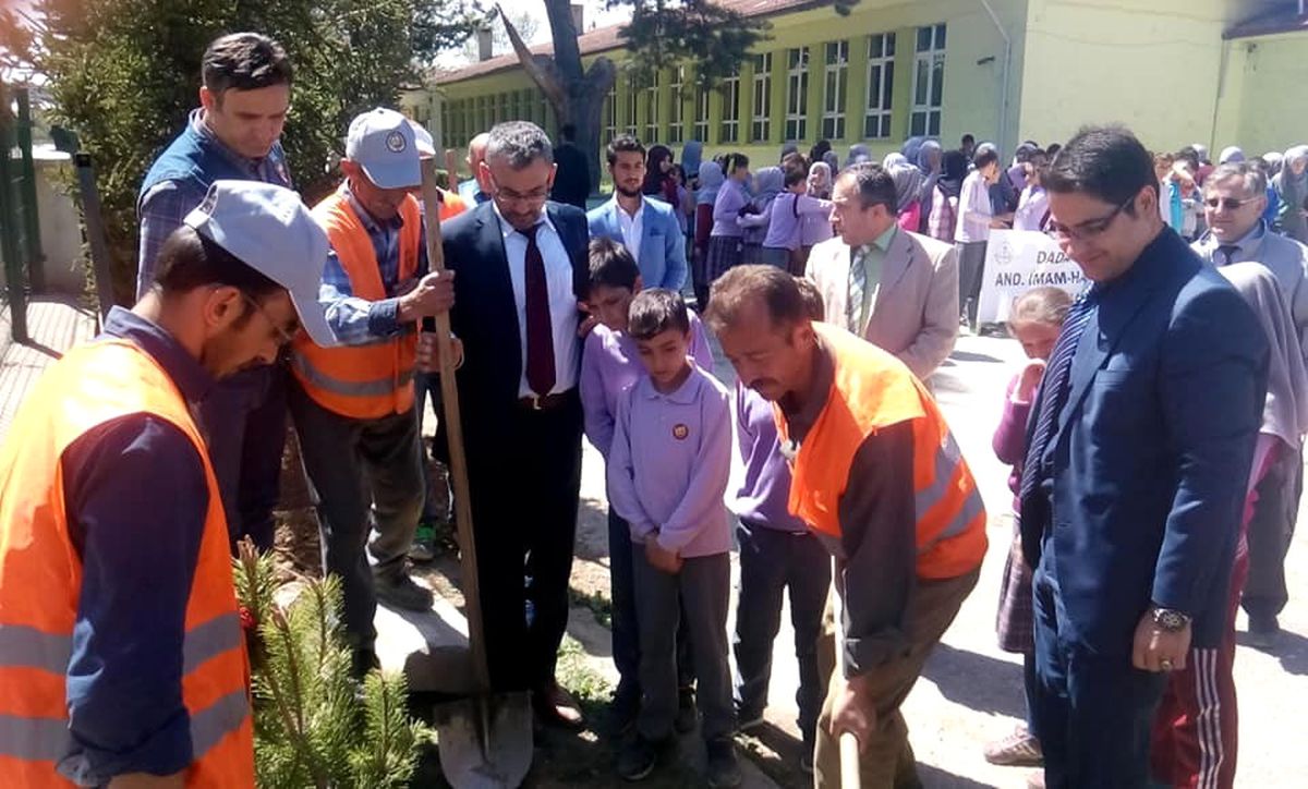 Öğrencilerin Ağaç Dikme Kampanyasına Yoğun İlgi