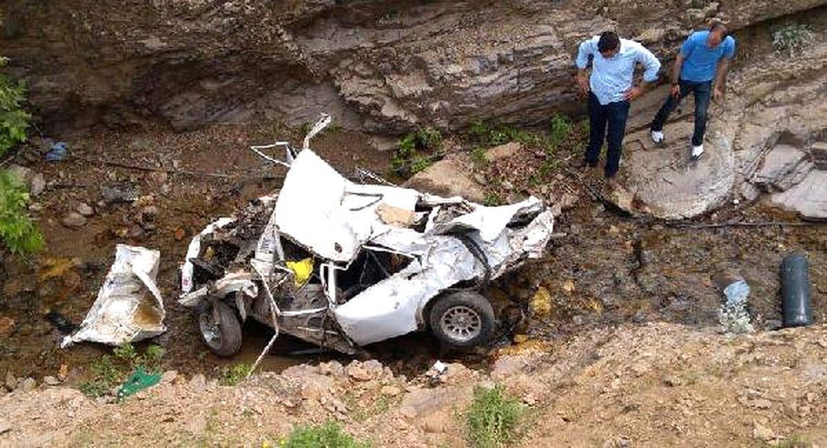 Otomobiliyle Uçuruma Yuvarlanan Sürücü Yaralı Kurtuldu