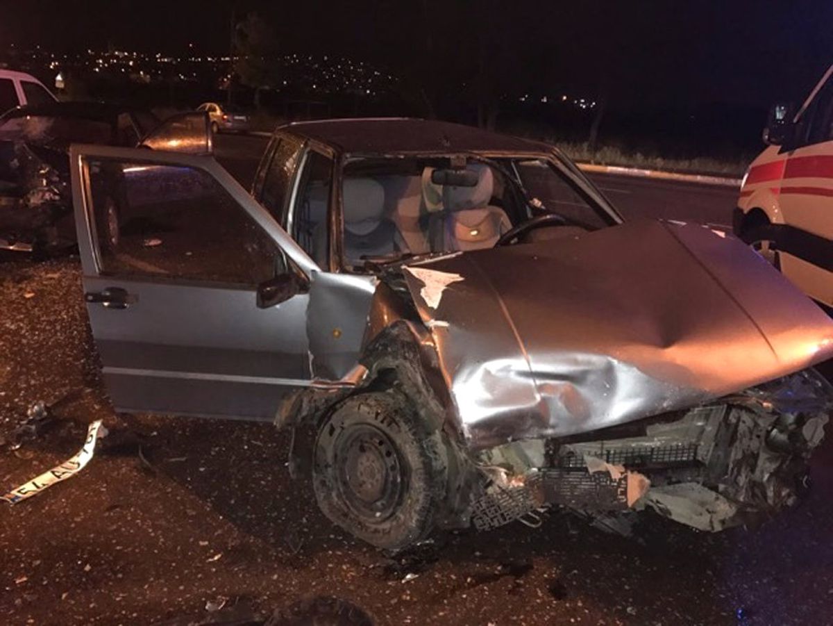Sakarya\'da İki Otomobil Kafa Kafaya Çarpıştı: 2 Yaralı