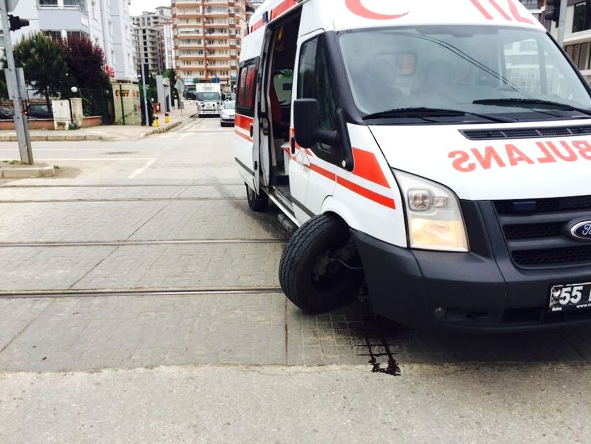 Seyir Halindeki Ambulansın Tekerleği Çıktı