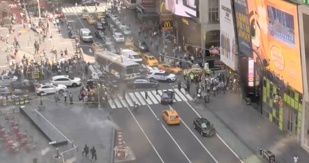 New York'ta Araç Kaldırımdaki Yayaların Arasına Daldı: Ölü ve Yaralılar Var