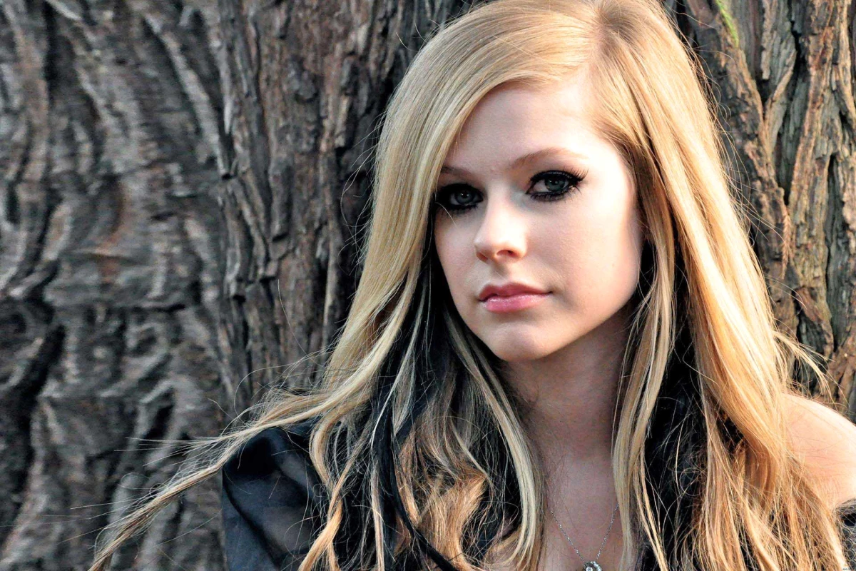 Sosyal Medyada Görülmemiş İddia: Ünlü Rockçı Avril Lavigne Yıllar Önce Ölmüş