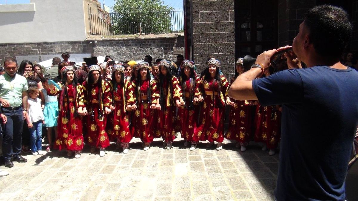 Sur\'da Göz Kamaştıran Defile