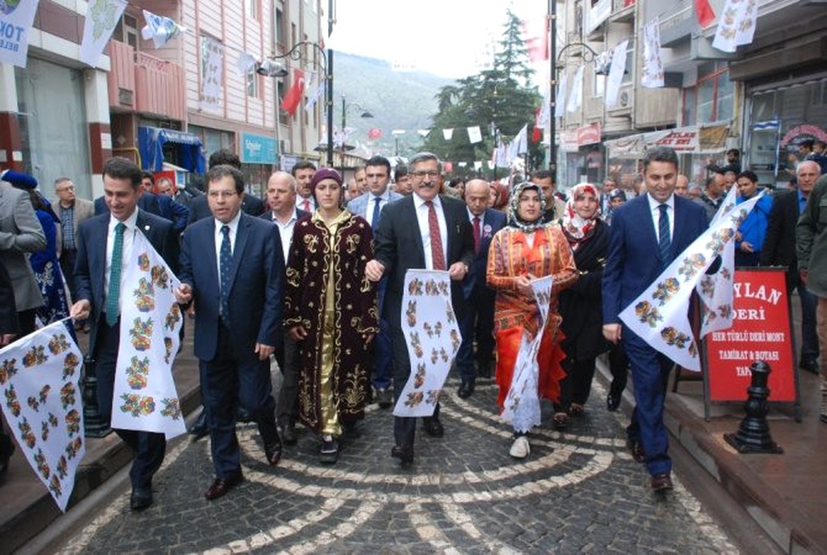 Tokat\'ta Geleneksel El Sanatları Yavaş Moda Günleri ve Türkü Bayramı