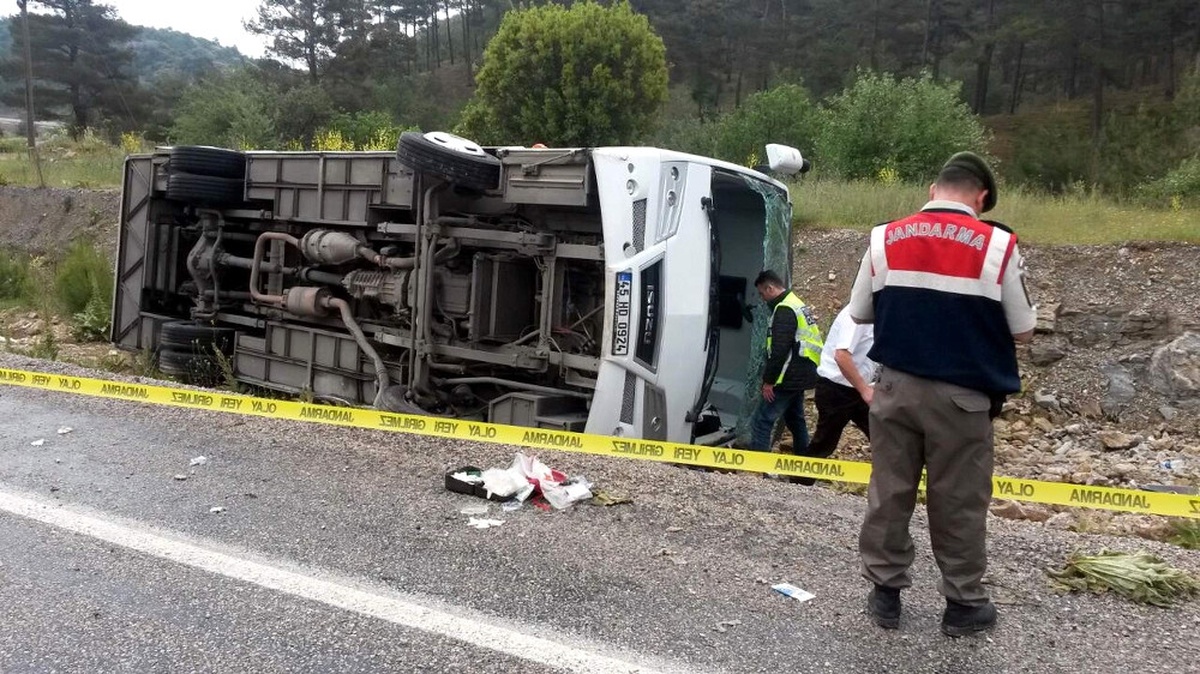 Turistleri Taşıyan Midibüs Kaza Yaptı: 17 Yaralı