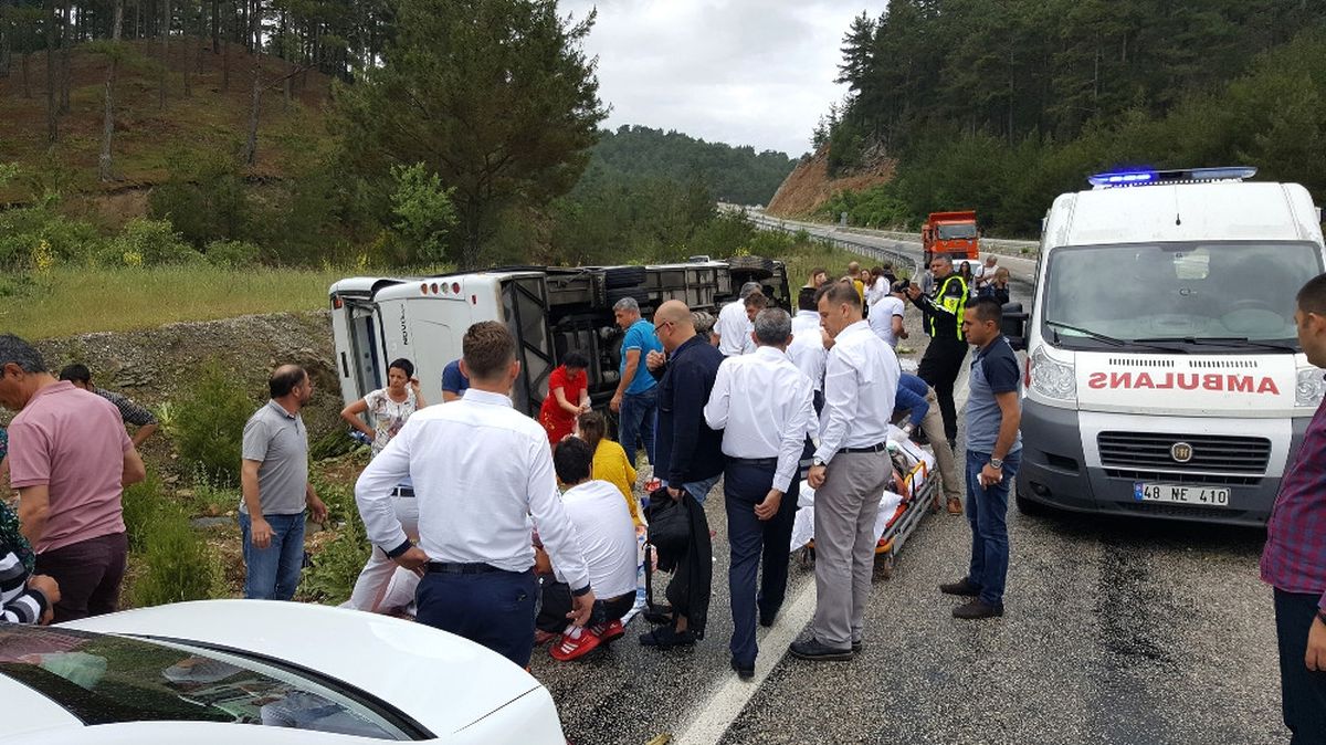 Turistleri Taşıyan Minibüs Devrildi: 17 Yaralı