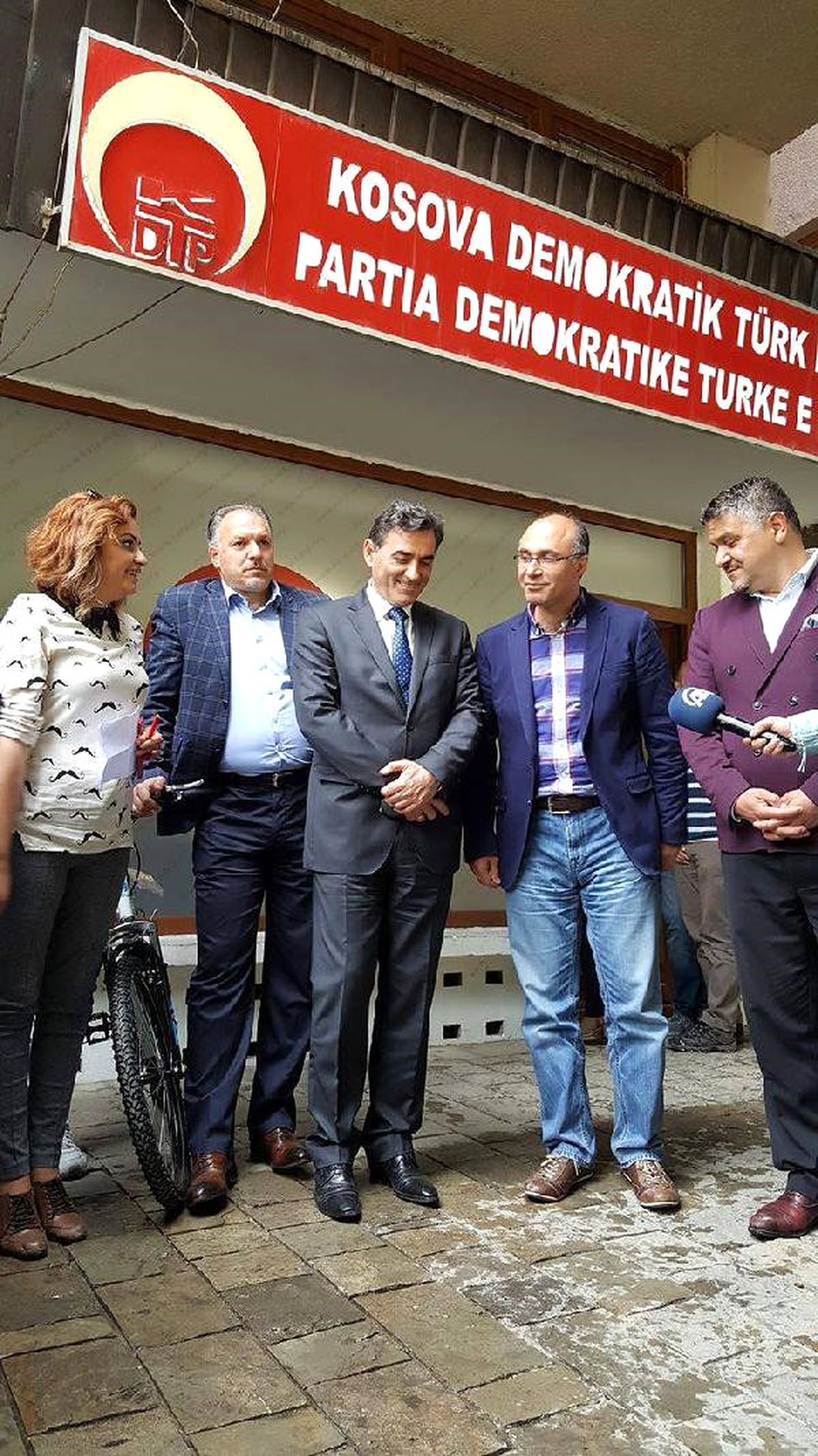 Türkiye\'deki Öğrencilerden Kosovalı Çocuklara Bisiklet