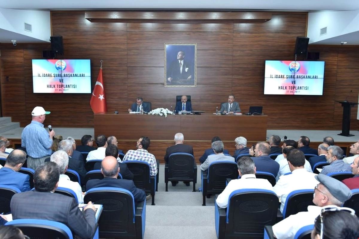 Vali Çakacak, Halk Toplantısında Sorun ve Talepleri Dinledi