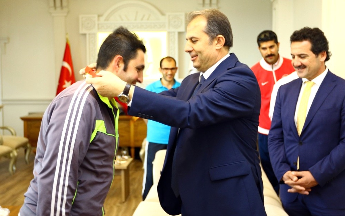 Vali Taşyapan Başarılı Sporcuları Ödüllendirdi