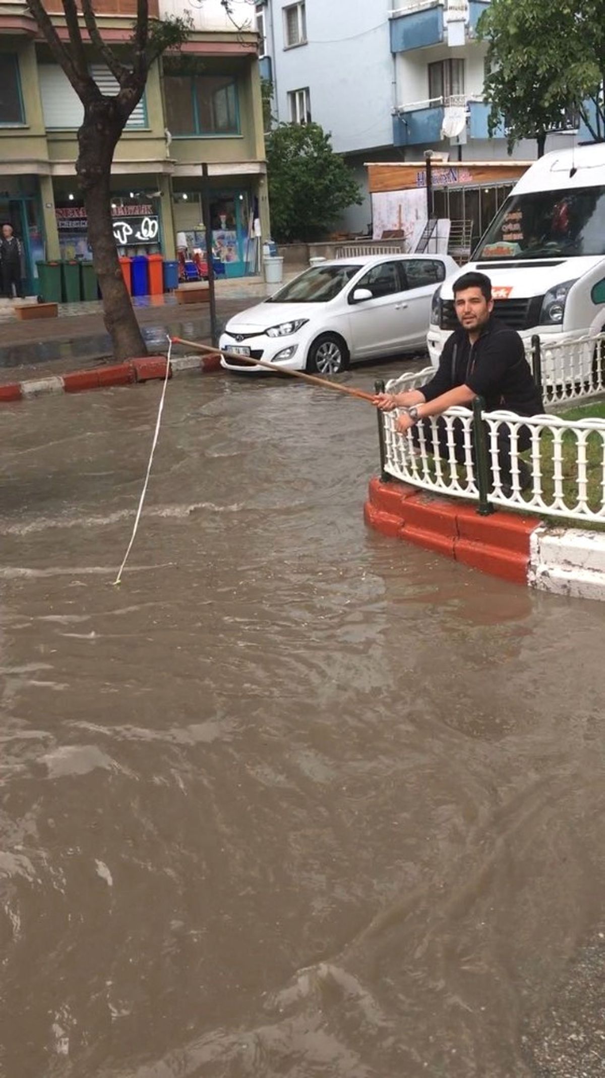 Yeşilyol Barajındayız Rastgele Dostlar\' Dedi Oltasını En İşlek Caddeye Attı