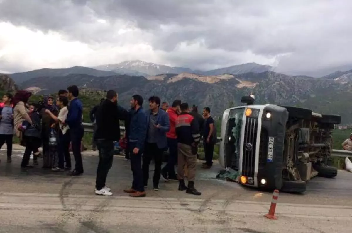 Yolcu Minibüsüyle Kamyon Çarpıştı: 2\'si Ağır, 18 Yaralı