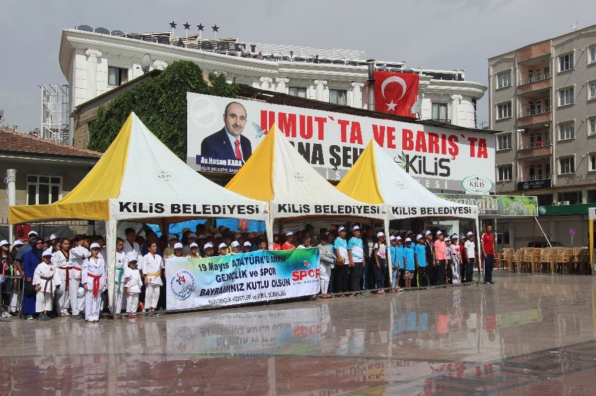 19 Mayıs Kutlamalarında Taekwondo ve Karete Gösterisi Ayakta Alkışlandı