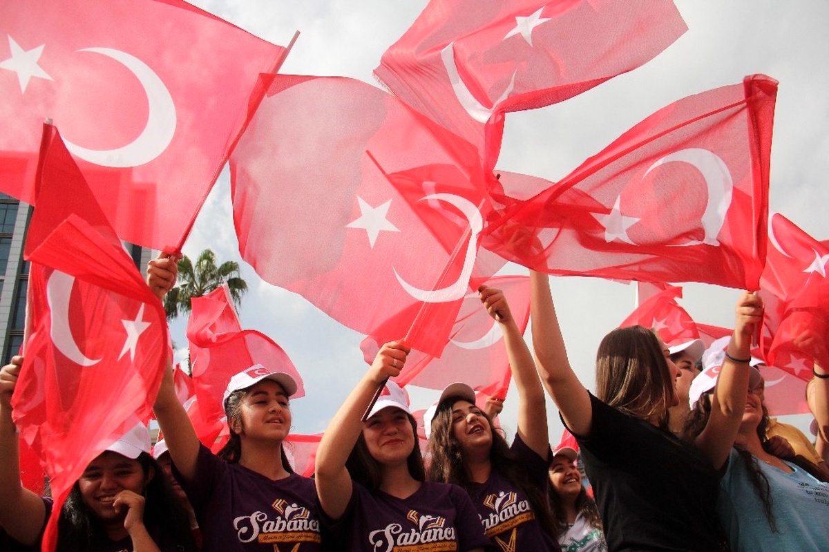 Adana\'da 19 Mayıs Coşkusuna İzmir Marşı Damgası