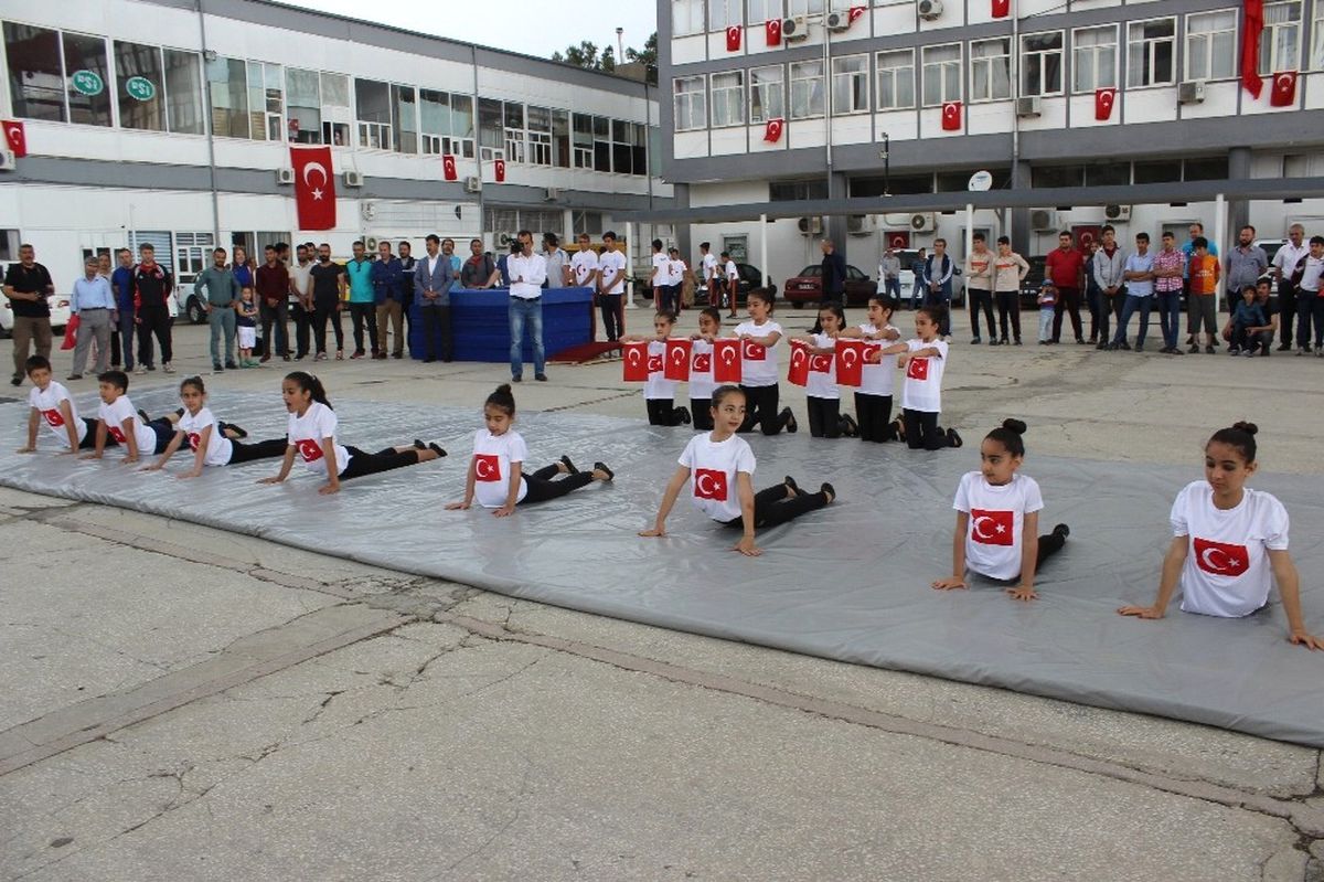 Adıyaman\'da 19 Mayıs Kutlamalarına Yağmur Engeli