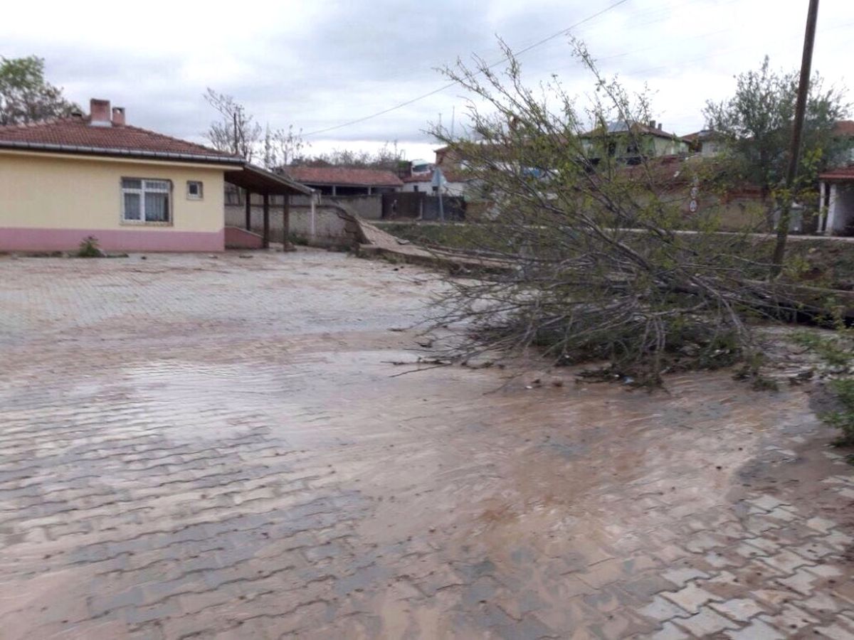 Ankara\'da Şiddetli Yağmur Hayatı Olumsuz Etkiledi