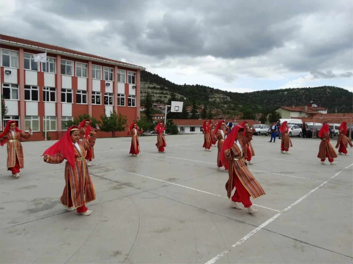 Annelere Özel Tiyatro Gösterisi