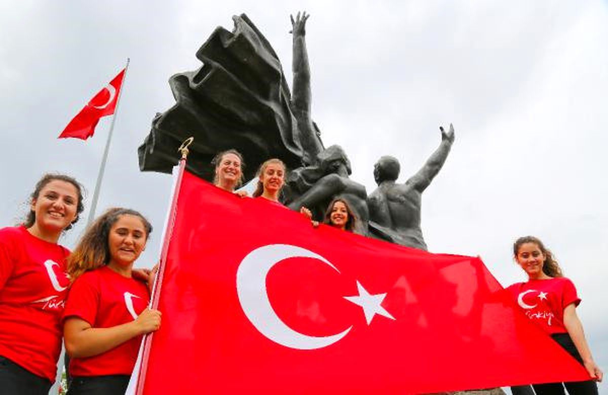 Antalya\'da 19 Mayıs Kutlamasında Liseliler \'İzmir Marşı\'nı Söyledi
